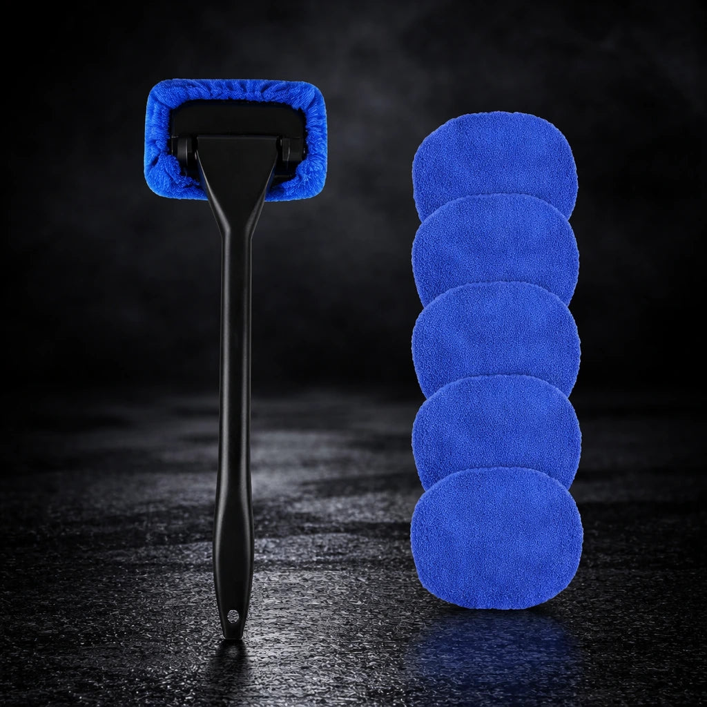 CarGlo Premium Scheibenreiniger-Set mit drei blauen Mikrofaser-Pads vor dunklem Studiohintergrund für eine hochwertige Autopflege-Präsentation