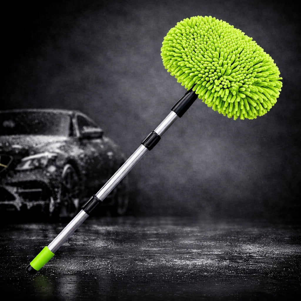 CarGlo Premium Teleskop-Auto-Reinigungsmopp mit grünem Mikrofaser-Kopf vor dunklem Studiohintergrund für eine hochwertige Autopflege-Präsentation